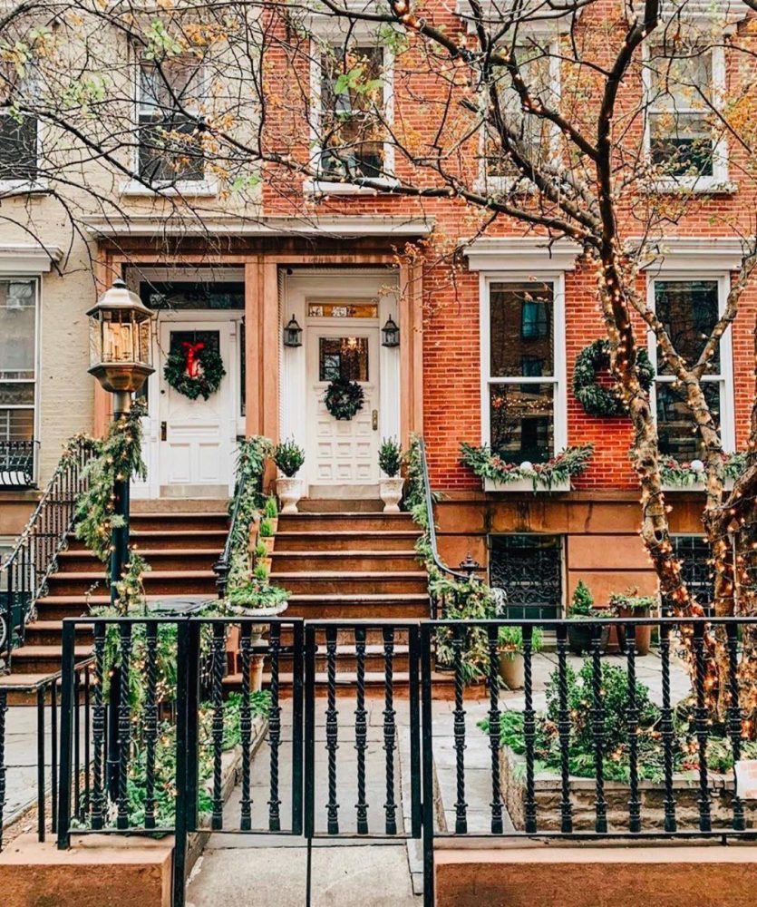 Stoops at Christmas@prettycitiesnewyork
.
.
.
#townhousetherapy#townhouse#browns…